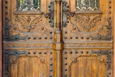 El yapımı, oymalı, metal saplı ve pencereli antik ahşap kapı..