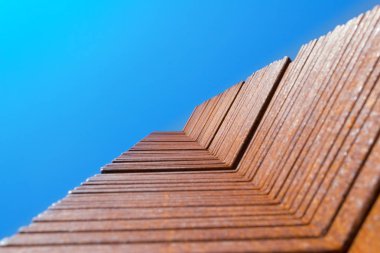 Mavi gökyüzü arka planında paslı demir. Mavi gökyüzü kopyalama alanına sahip soyut arkaplan. Çapraz.