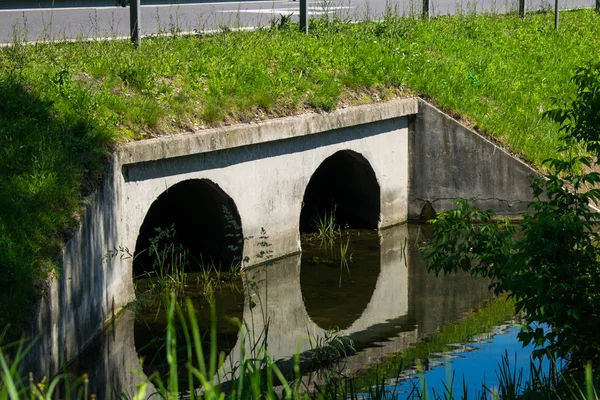Otobanın altındaki drenaj sistemi. Yolun altındaki beton boru..