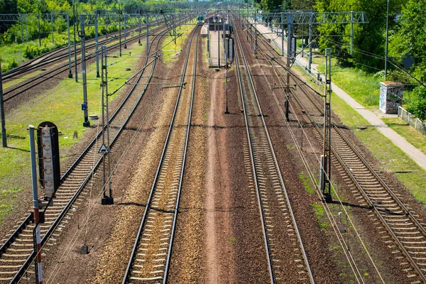 Birkaç demiryolu hattı var. Yüksüz yüklenmiş raylar ve tren istasyonu. Yukarıdan görüntüle.