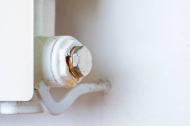 Merkezi ısıtma kaloriferinin paslı tıpası. Sızıntı noktası.