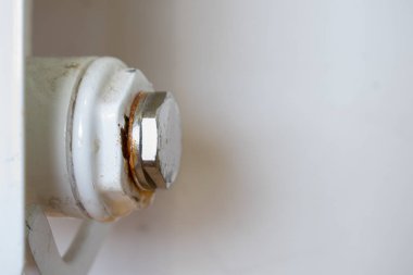 Merkezi ısıtma kaloriferinin paslı tıpası. Sızıntı noktası.