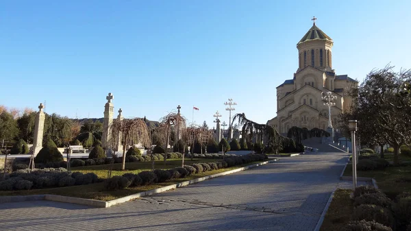 Georgia, Tiflis - Ocak 2018: Sabahları katedral girişinde görünümünü.