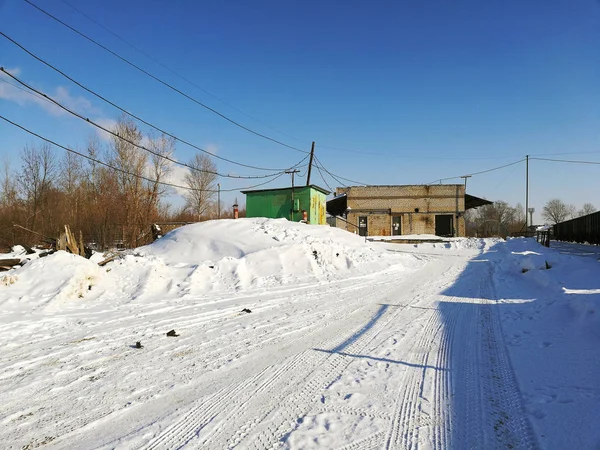 Demiryolu yakınındaki eski depo.