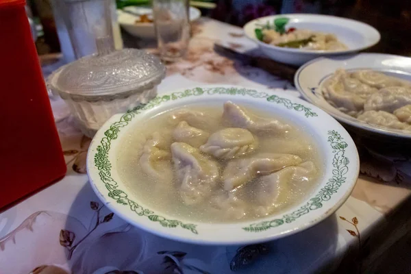 Hemlagade Dumplings Tallrik Med Buljong — Stockfoto