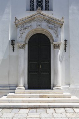 Atina, Yunanistan - 14 Mayıs 2018: Ana giriş Ieros Naos Agios Georgios Kilisesi Evangelismos metro istasyonu Merkezi Atina, Yunanistan