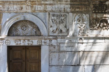 Merkezi Atina'da tarihi Bizans Dönemi Kilisesi ile taş oymalar dış duvarlar