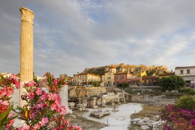 Hadrian'ın Kütüphane ve Akropolis eski şehir Atina, Yunanistan.