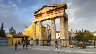Atina, Yunanistan - 15 Mayıs 2018: Turistler önünde Roman Agora Atina, Yunanistan'ın eski şehir kalıntıları.