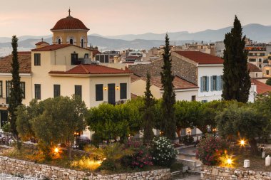 Atina, Yunanistan - 15 Mayıs 2018: Kilise ve Atina, Yunanistan'ın eski şehir neoklasik yapılar.