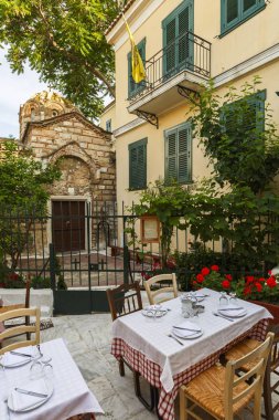 Atina, Yunanistan - 18 Mayıs 2018: Taverna ve bir küçük Kilisesi Plaka Atina, Yunanistan.