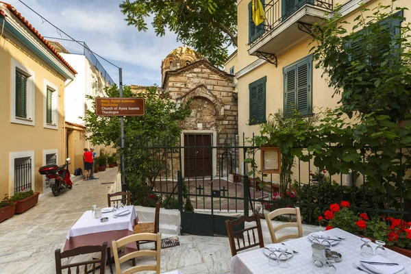 Atina, Yunanistan - 18 Mayıs 2018: Taverna ve bir küçük Kilisesi Plaka Atina, Yunanistan.