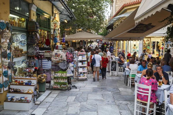 Athens, Yunanistan - 18 Mayıs 2018: Bir taverna Plaka, Atina, Yunanistan'ın eski şehir içinde insanlarda.