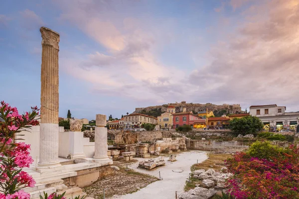 Hadrian'ın Kütüphane ve Akropolis eski şehir Atina, Yunanistan.