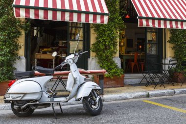 Atina, Yunanistan - 25 Mayıs 2018: Atina 'da Psikiyatri Mahallesi' nde bir kahve dükkanının önünde motosiklet