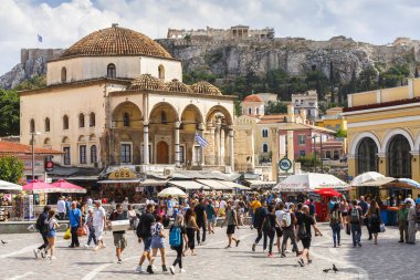 Atina, Yunanistan - 25 Mayıs 2018: Monastiraki Meydanı 'ndaki insanlar ve Atina, Yunanistan' ın merkezindeki Akropolis ve eski cami manzarası.