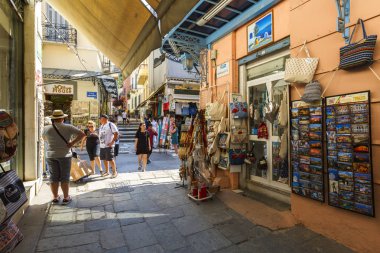 Atina, Yunanistan - 26 Mayıs 2018: Turist ana alışveriş bölgesi Plaka mahallede Atina, Yunanistan.