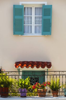 Athens, Yunanistan - 26 Mayıs 2018: Atina, Yunanistan eski şehir Anafiotika Mahallesi'nde bir evin önünde çiçekler.