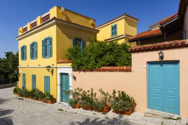 Atina, Yunanistan - 26 Mayıs 2018: Neoklasik mimarisinin Plaka mahallede, Atina, Yunanistan.