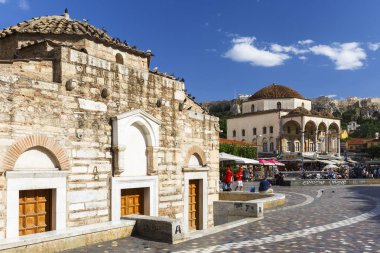 Atina, Yunanistan - 30 Mayıs 2018: Kilise ve Tzistarakis Camii Monastiraki Meydanı eski şehir Atina, Yunanistan.