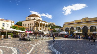 Atina, Yunanistan - 30 Mayıs 2018: Tzistarakis Camii ve Atina, Yunanistan eski kasaba meydanında Monastiraki metro istasyonu.