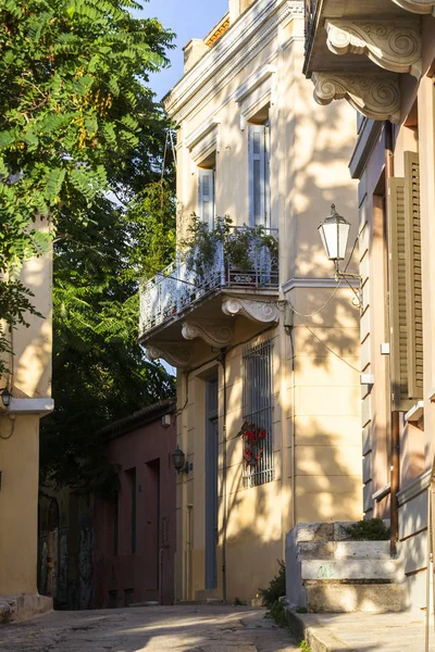 Atina, Yunanistan'ın Plaka mahallede tarihi mimarisi ile sokak.