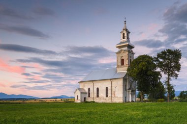 Bir kilise Turiec bölgesinde, merkezi Slovakya ile kırsal manzara
