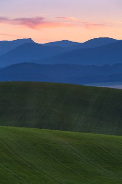 Alanlar ve çayırlar Turiec bölgesinde, merkezi Slovakya ile kırsal manzara