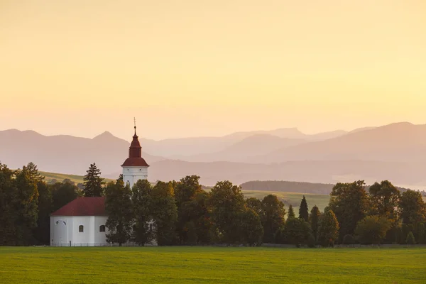 Bir Kilise Turiec Bölgesinde Merkezi Slovakya Ile Kırsal Manzara — Stok fotoğraf