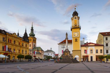 Prievidza, Slovakya - 24 Temmuz 2018: Prievidza eski şehir merkezi Slovakya sokakta