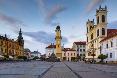 Prievidza, Slovakya - 24 Temmuz 2018: Prievidza eski şehir merkezi Slovakya sokakta