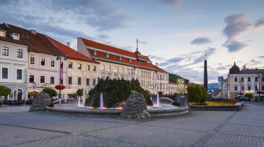 Prievidza, Slovakya - 24 Temmuz 2018: Prievidza eski şehir merkezi Slovakya sokakta