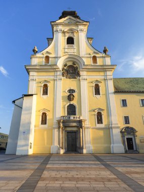 Prievidza, Slovakya - 24 Temmuz 2018: Prievidza eski şehir merkezi Slovakya sokakta