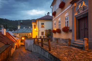 Banska Stiavnica, Slovakya - 22 Temmuz 2018: Slovakya 'nın orta kesimindeki eski Banska Stiavnica kasabasında sokak