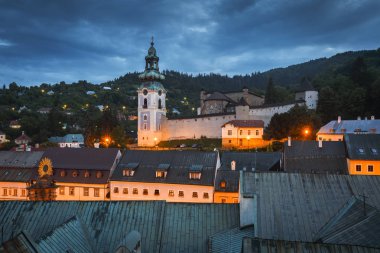 Çatıları, eski şehir Banska Stiavnica merkezi Slovakya üzerinden eski kale görünümü