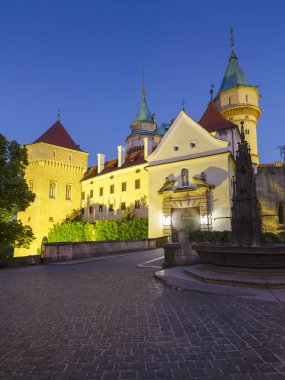 Bojnice, Slovakya - 24 Temmuz 2018: Orijinal Gotik ve Rönesans öğelerine sahip romantik ortaçağ şatosu