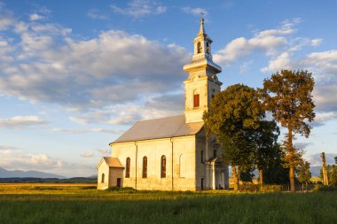 Bir kilise Turiec bölgesinde, merkezi Slovakya ile kırsal manzara