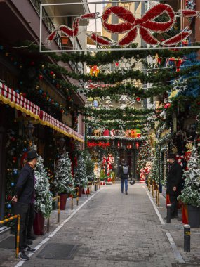 Atina, Yunanistan - 9 Ocak 2018: Küçük aptal, merkezi Atina'da Psirri mahallede Noel dekorasyonu ile ünlü bir pastane.