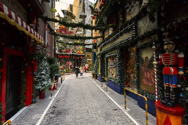 Atina, Yunanistan - 9 Ocak 2018: Küçük aptal, merkezi Atina'da Psirri mahallede Noel dekorasyonu ile ünlü bir pastane.