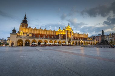 Krakow, Polonya - 23 Ağustos 2018: Polonya 'nın ana meydanındaki Kule ve Kule Kulesi