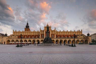 Krakow, Polonya - 23 Ağustos 2018: Polonya 'nın ana meydanındaki Kule ve Kule Kulesi