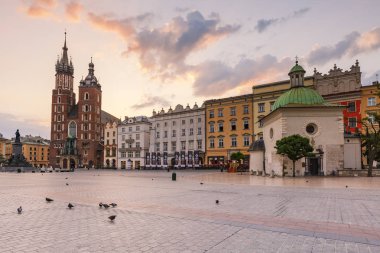 Krakow, Polonya - 23 Ağustos 2018: St. Wojciech Kilisesi ve Krakow, Polonya 'nın ana meydanındaki St. Mary Bazilikası