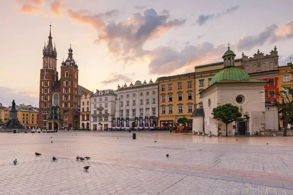 Krakow, Polonya - 23 Ağustos 2018: St. Wojciech Kilisesi ve Krakow, Polonya 'nın ana meydanındaki St. Mary Bazilikası