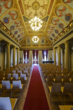 Kosice, Slovakya - 12 Ağustos 2018: Toplantı salonu, hayali arcades eski Abauj-Torna İlçe arması yanı sıra bazı kasabalar ve köyler binanın doğu Slovak galerisinde gösterilen ile sözde tarihi salonu