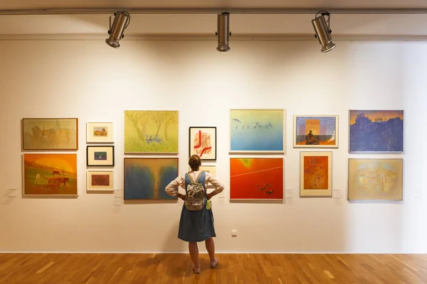 Kosice, Slovakya - 12 Ağustos 2018: Ziyaretçi satışa Doğu Slovak eserler Kösice içinde geçici bir sergi için