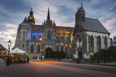 Kosice, Slovakya - 11 Ağustos 2018: Doğu Slovakya 'daki Kosice şehrinin ana meydanındaki St. Michael Şapeli ve St. Elisabeth Katedrali