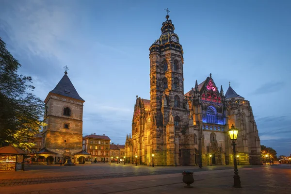 Kosice, Slovakya - 11 Ağustos 2018: Doğu Slovakya 'daki Kosice şehrinin ana meydanında bulunan Urban' s Tower ve St. Elisabeth Katedrali