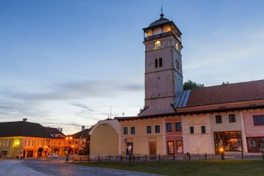 Roznava, Slovakya - 12 Ağustos 2018: Roznava, Slovakya 'nın ana meydanında nöbet kulesi