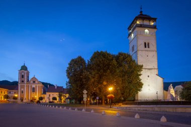 Roznava, Slovakya - 12 Ağustos 2018: Roznava, Slovakya 'nın ana meydanında nöbet kulesi