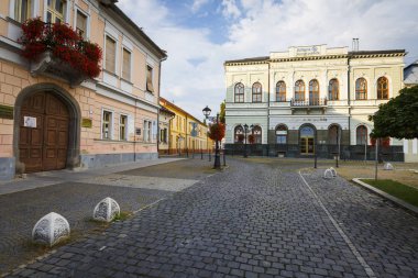 Rimavska Sobota, Slovakya - 14 Ağustos 2018: Rimavska Sobota, Slovakya 'nın ana meydanındaki tarihi kasaba evleri